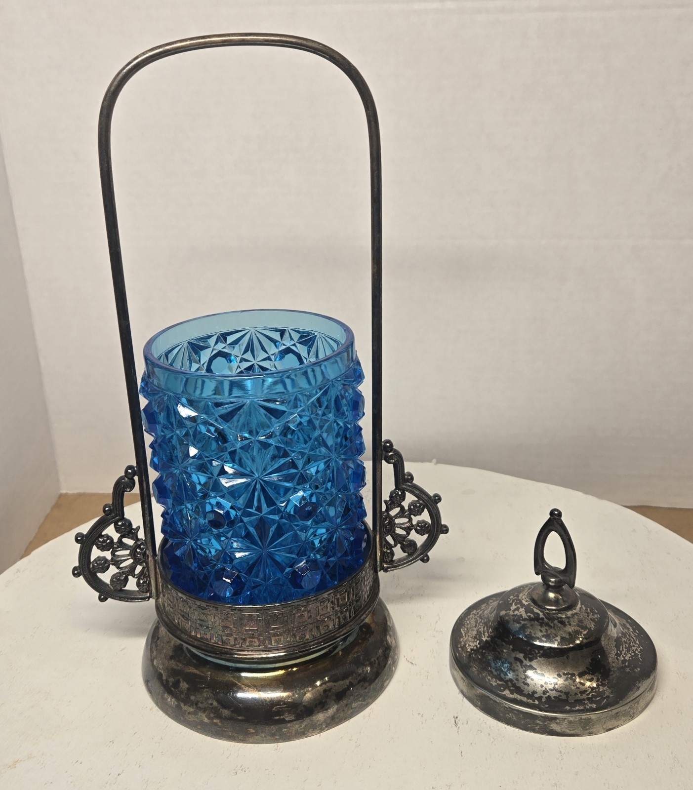 Victorian Blue Daisy Button Pickle Castor