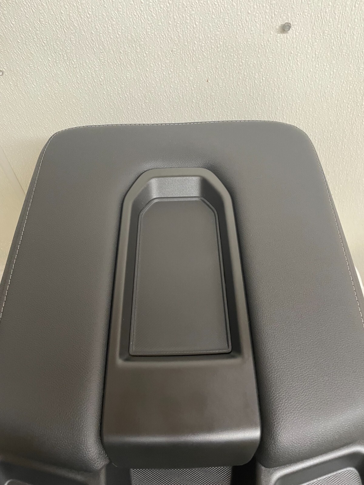 19-23 CHEVROLET TAHOE SILVERADO EBONY CLOTH CENTER JUMP SEAT WITH STORAGE...RARE