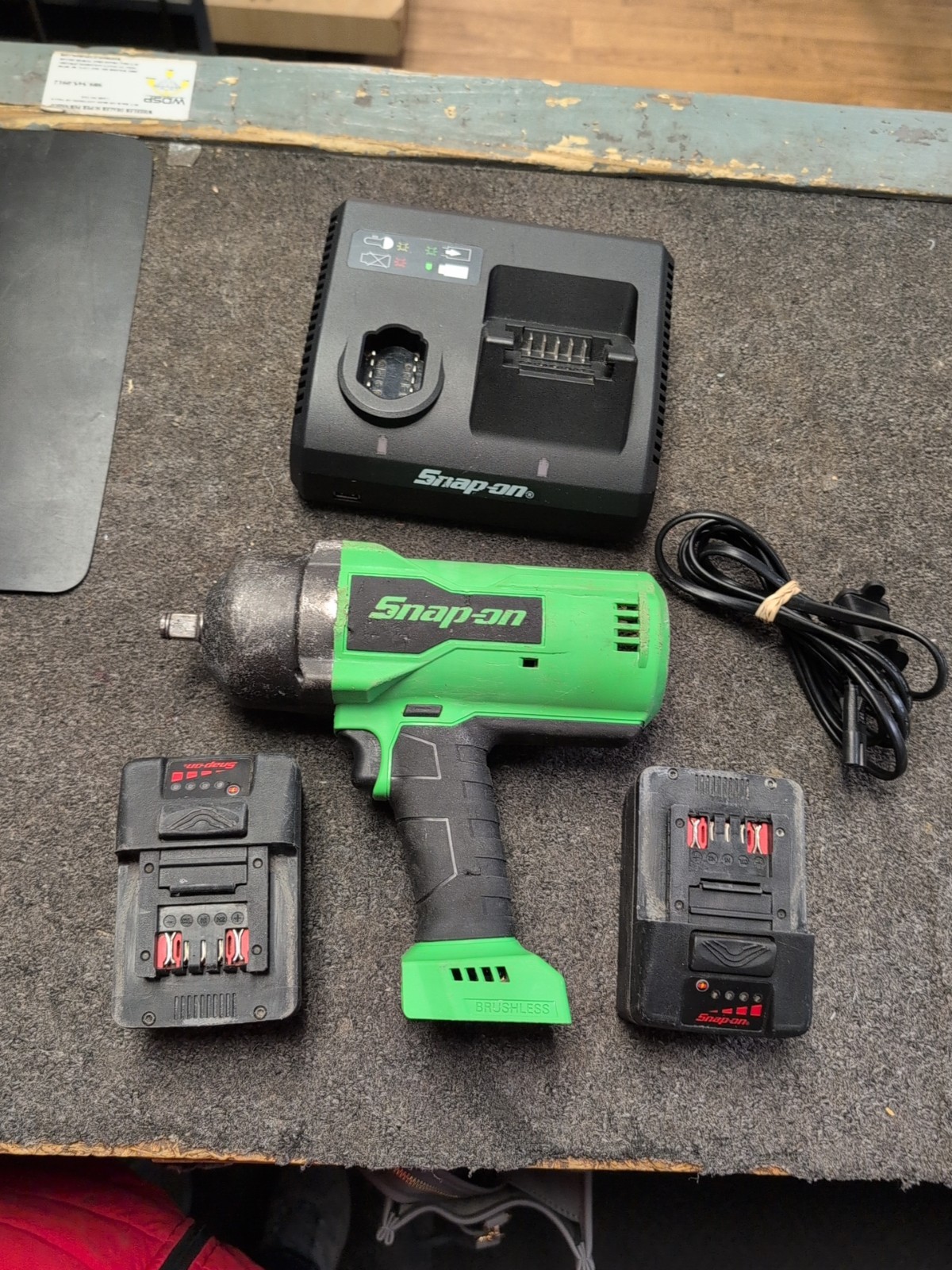 Snap-on 18V CT9050G 18 V 1/2" Drive Impact Wrench with 2 Batteries And charger