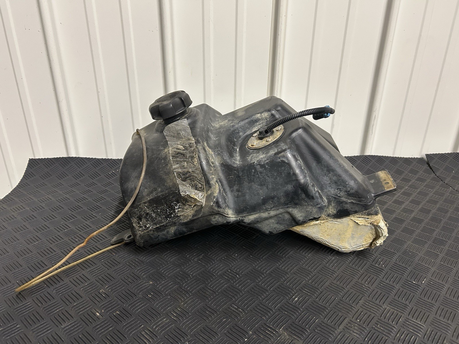2005 Polaris Sportsman 500 HO used Gas Tank 2520403