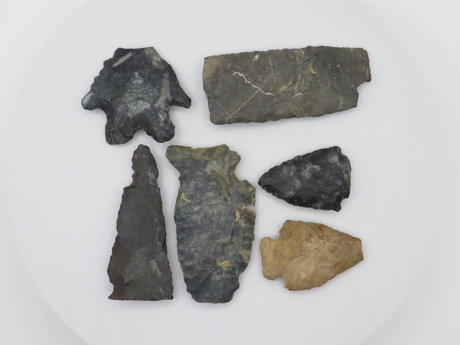 LOT OF  6 NOTCHED INDIAN ARROWHEAD - AUTHENTIC with GREAT COLORS  DAMAGED *