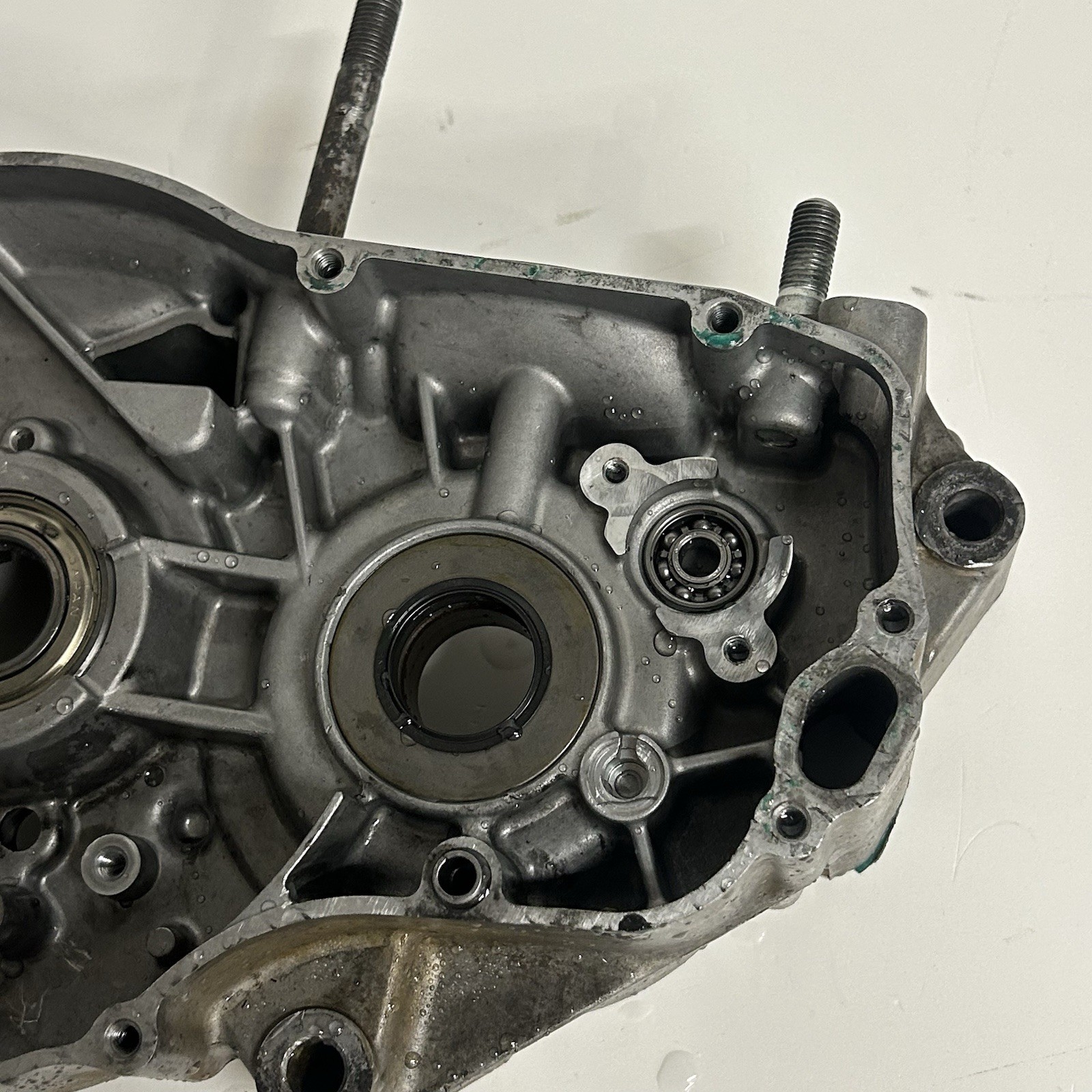 01 - 08 SUZUKI RM250 RM 250 RIGHT SIDE LOWER ENGINE BOTTOM END CRANK CASE OEM