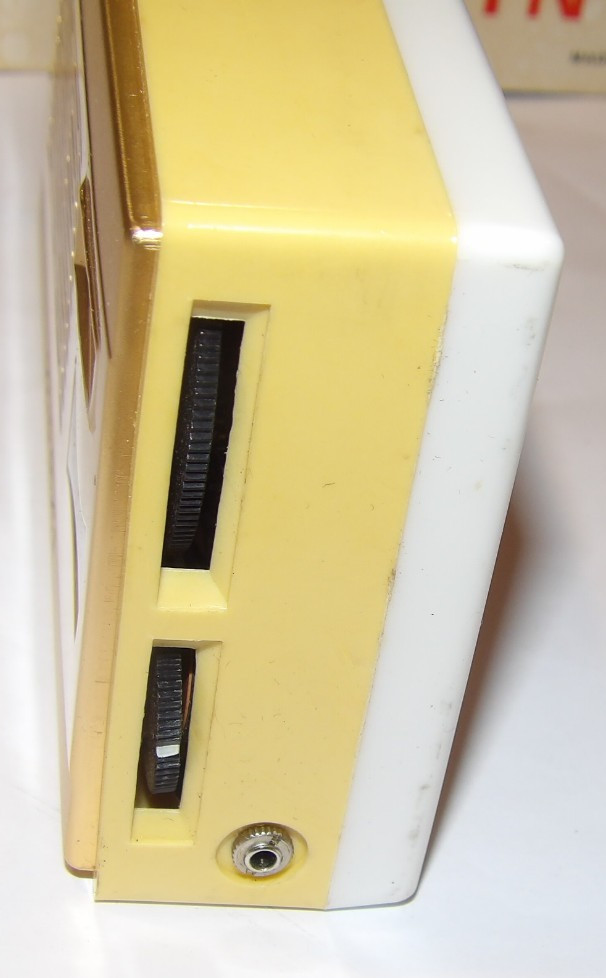 VINTAGE 1960s CAPTAIN DELUXE AM TRANSISTOR RADIO! W/CASE & BOX! HONG KONG!