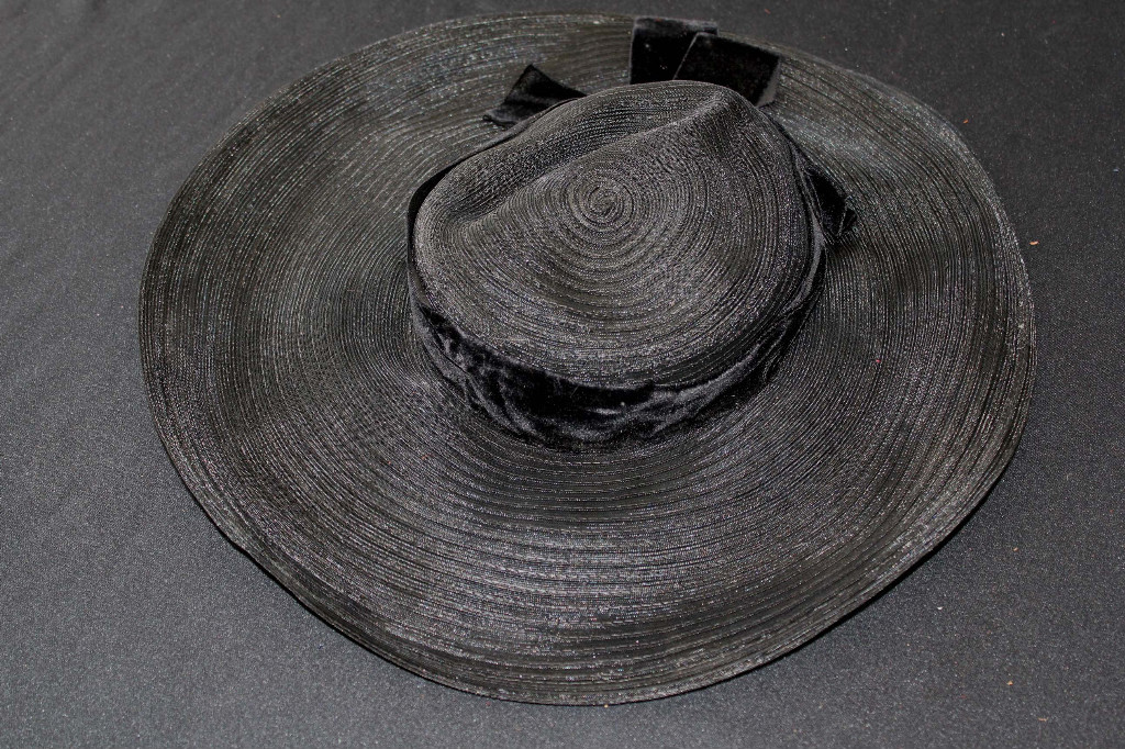 VINTAGE 1950'S-1960'S BLACK HAT  BLACK VELVET BOW 22