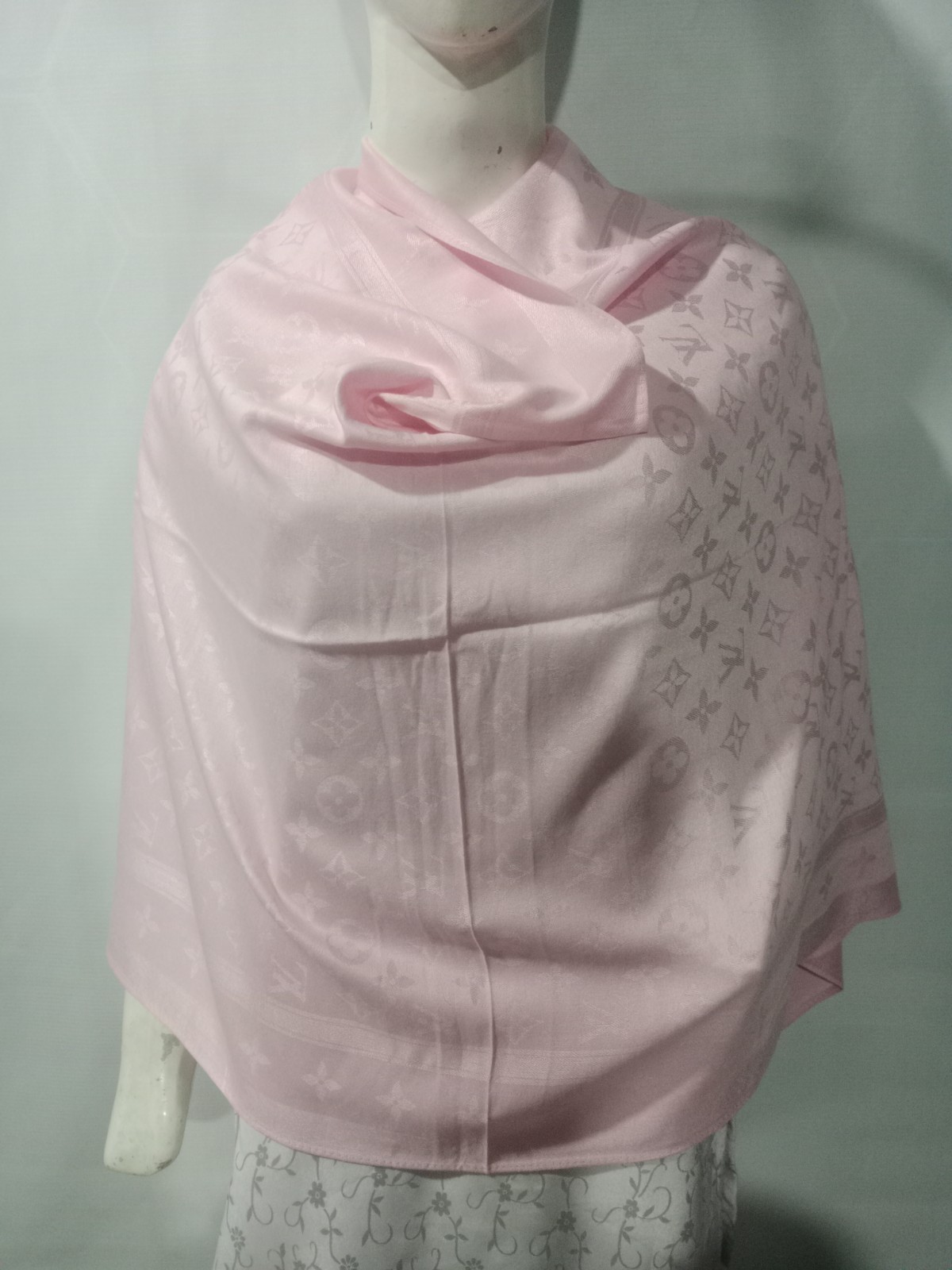 Authentic Louis Vuitton Wrap Stole Shawl 65% Cashmere 35% Silk Light Pink Used