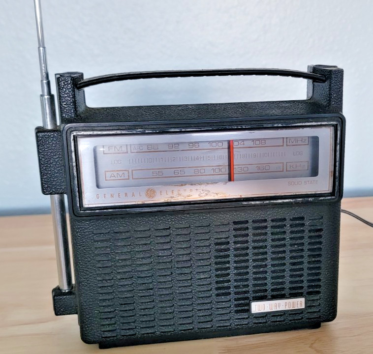 Vintage GE General Electric Two Way Power Solid State AM FM Radio 7-2810H WORKS!