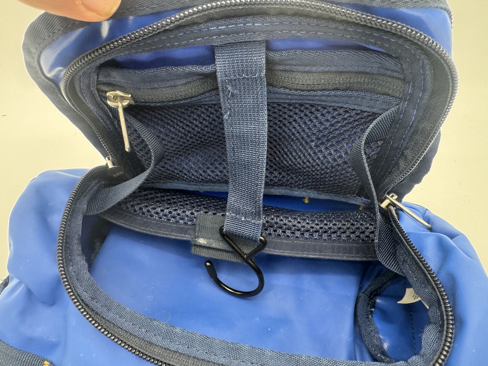 The North Face Base Camp Toiletry Travel Bag Blue Hanging Dopp Kit T118/T518