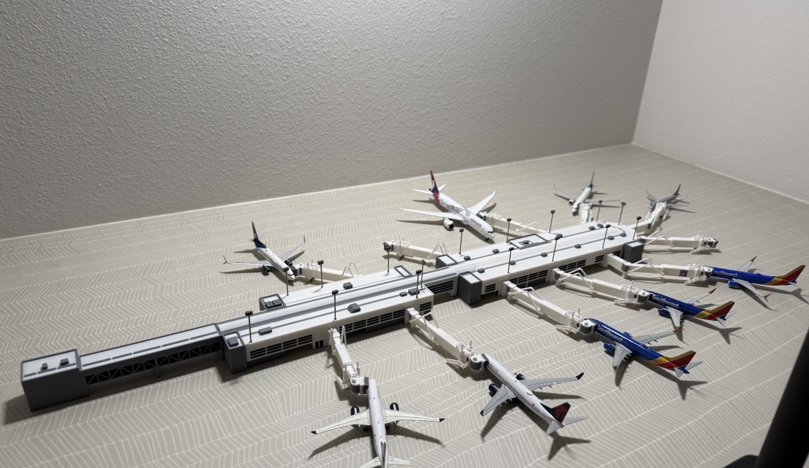 1:400 Model Airport Domestic Terminal w Functional Jet bridges (11)