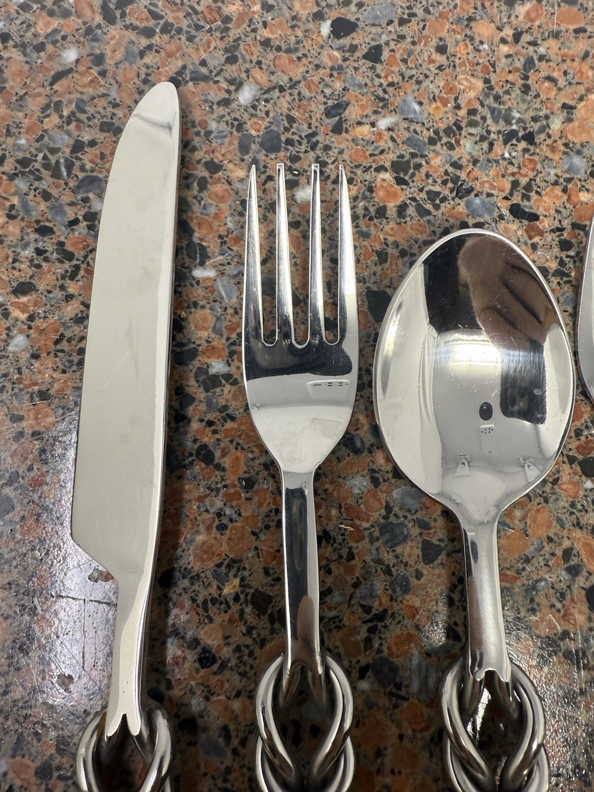 Elyon Forged Reef Knot Reflective 5 Piece stainless Flatware Place setting 18/8