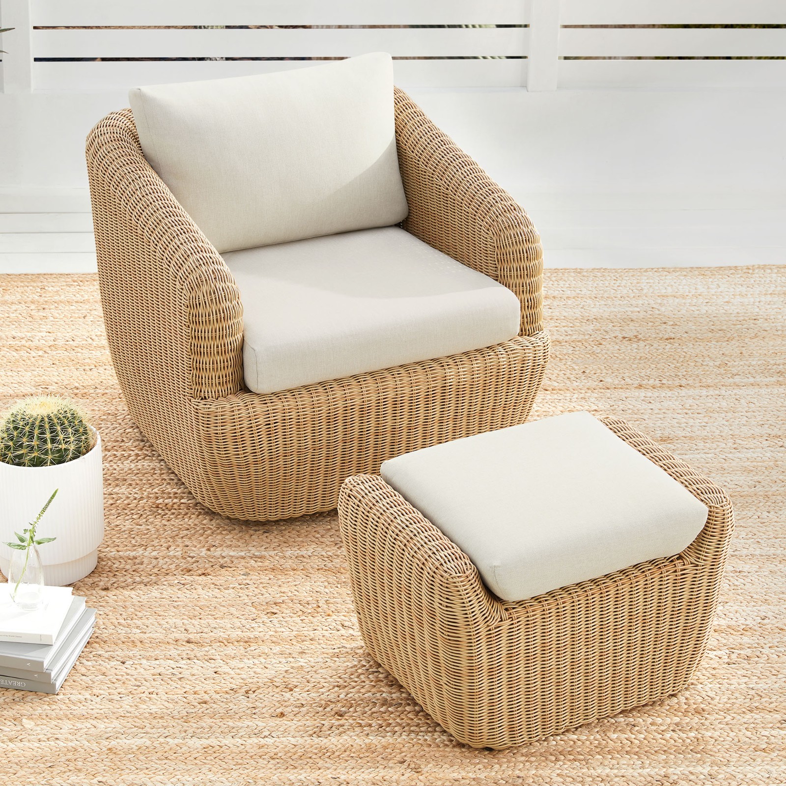 CHITA Patio Wicker 360° Swivel Chairs w/ Removable Cushion Backyard Rattan Chair