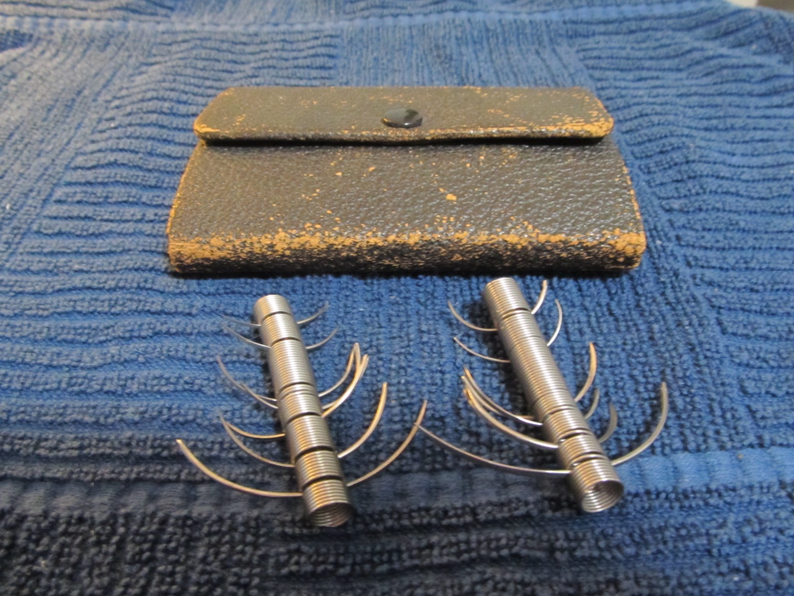 VINTAGE ANCHOR BRAND SURGEONS STAINLESS NEEDLES KIT WITH CASE - FREE SHIPPING