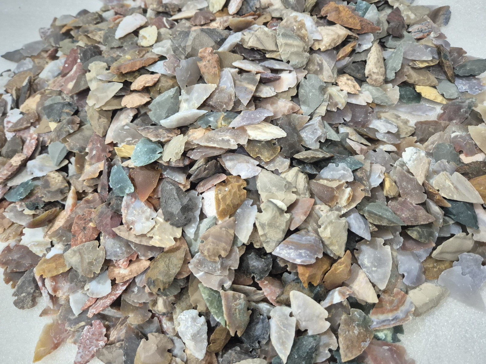 ** 53 Flint ARROWHEAD USA COLLECTION AMAZING COLORS 1"-1.3" Dovetail points **