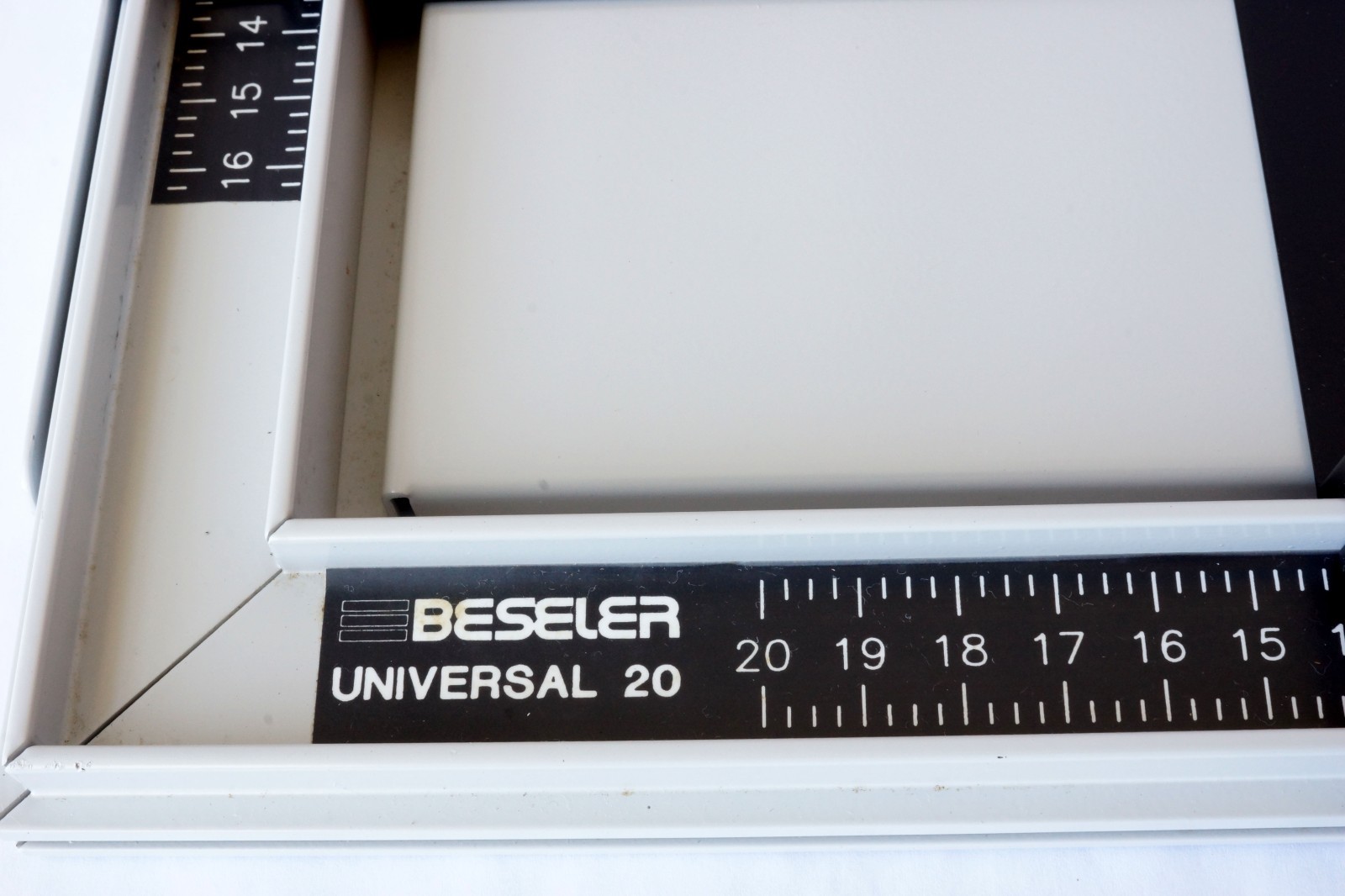 Beseler Universal 20 - 16x20 - 4 Blade Enlarging Easel Barely Used Good Working