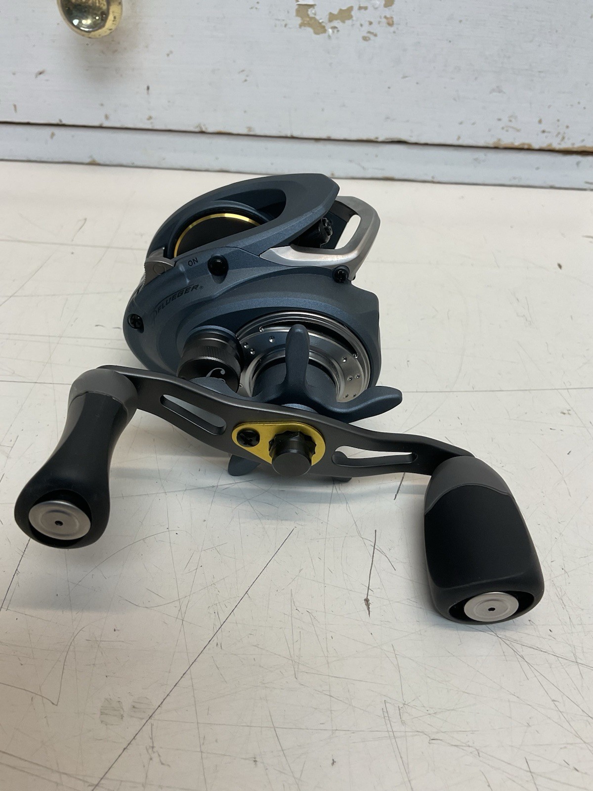 Pflueger President LP-F Low Profile Baitcast Reel - Right Hand