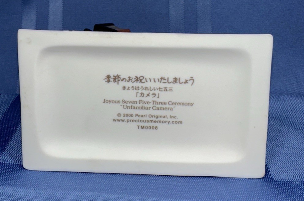 Precious Memory Porcelain JOYOUS 7-5-3 Ceremony Figurine "Unfamiliar Camera"