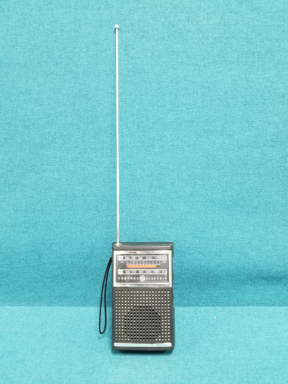 VTG General Electric AM/FM Portable Radio 7-2500A Works w/ Loose Battery Connect