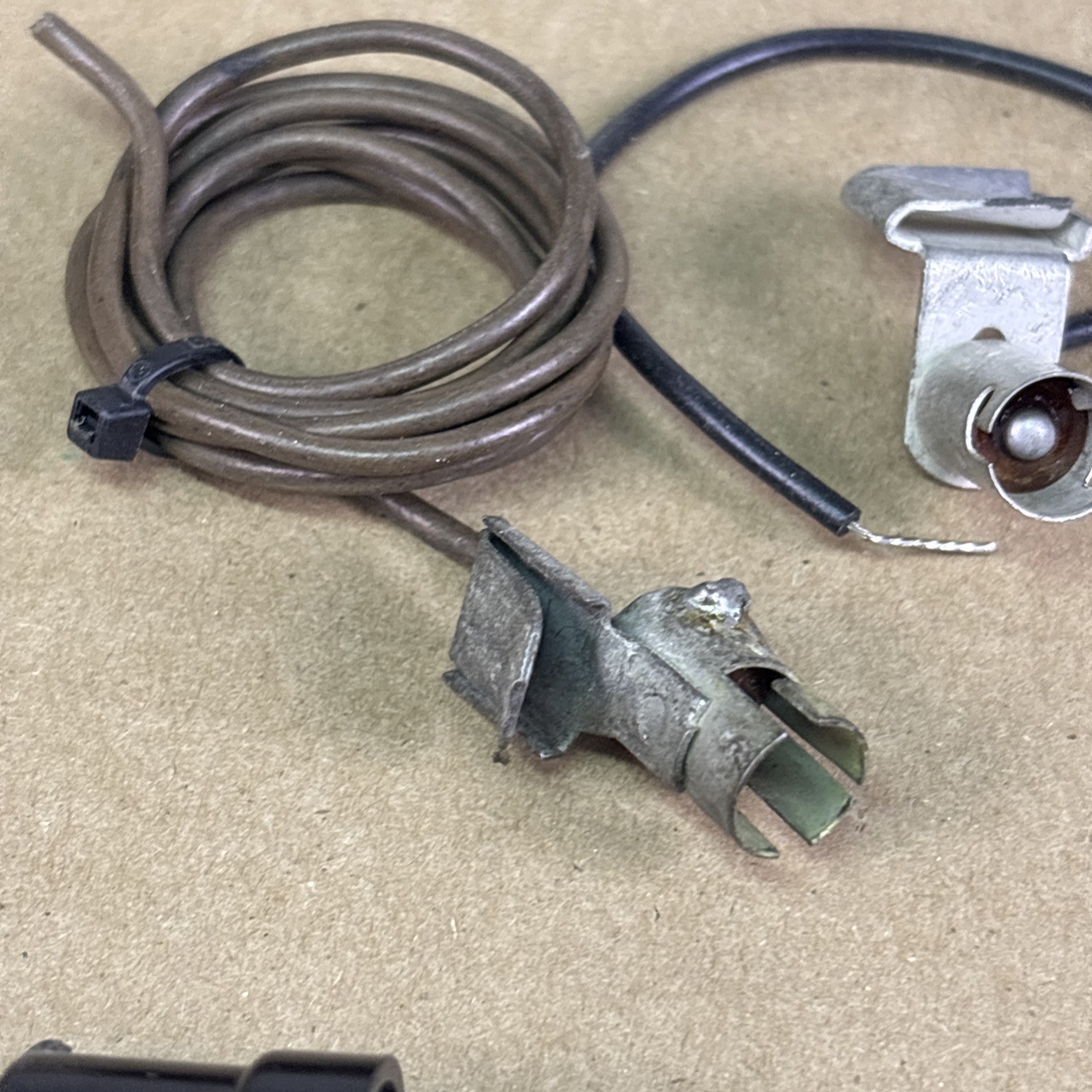 VTG Lot of Speaker Binding Posts Terminals Connectors & Miniature Lamp holders