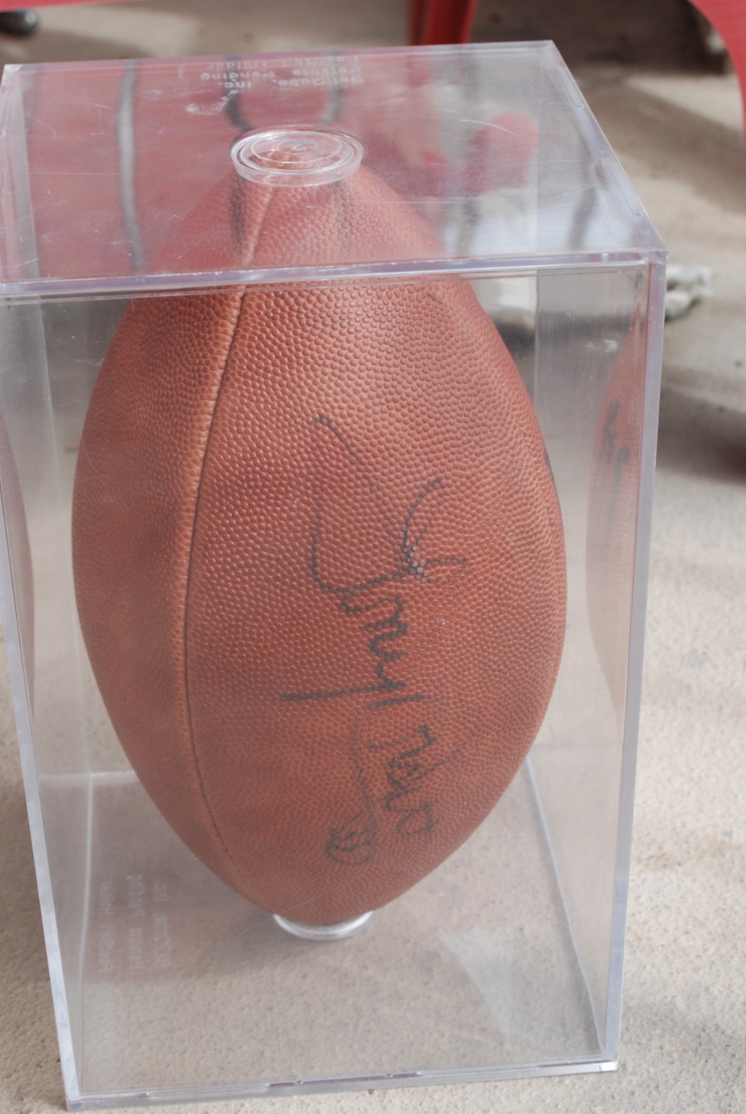 Tony Dorsett Autographed Official NFL Football. It comes with a Display Case.