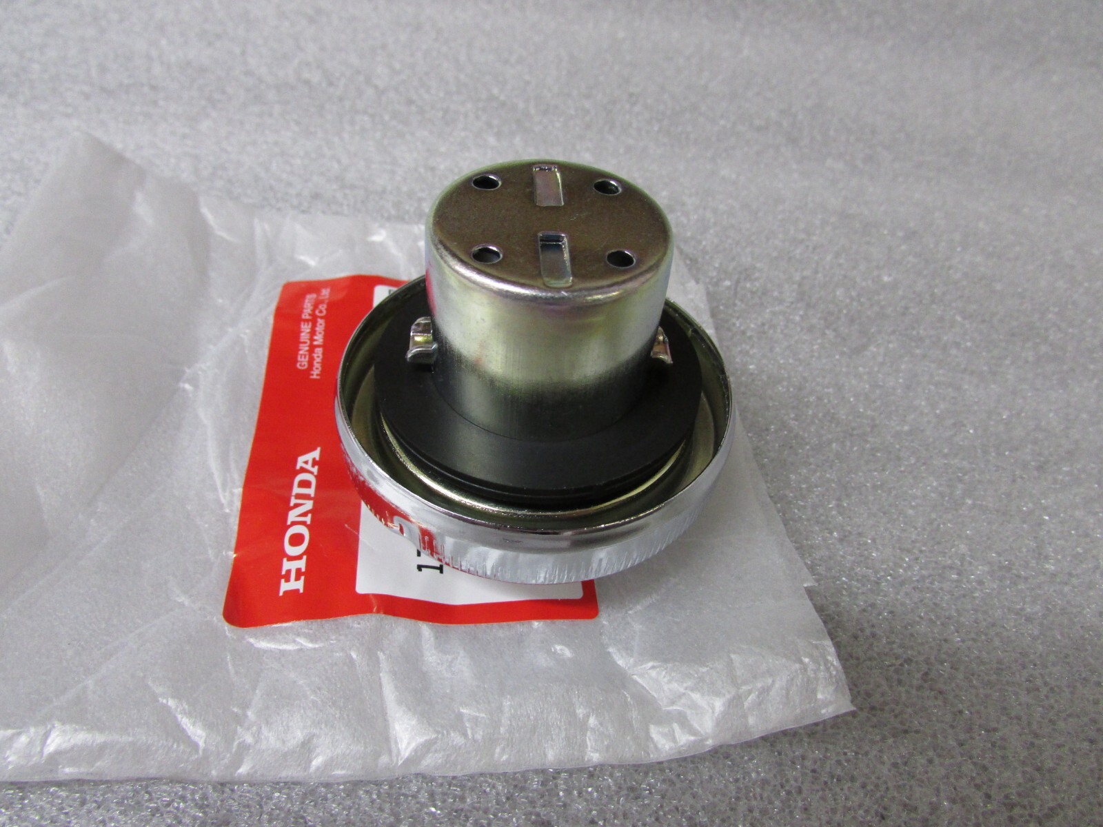 NOS 86-87 HONDA TRX70 FOURTRAX 70 OEM FUEL TANK GAS CAP 17620-165-643