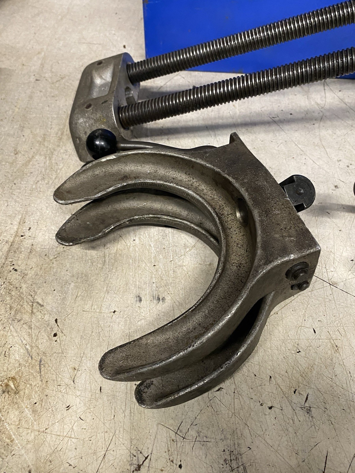 GP Tool GP 2020 Air Strut Spring Compressor with 4 Set Of Shoes, Working