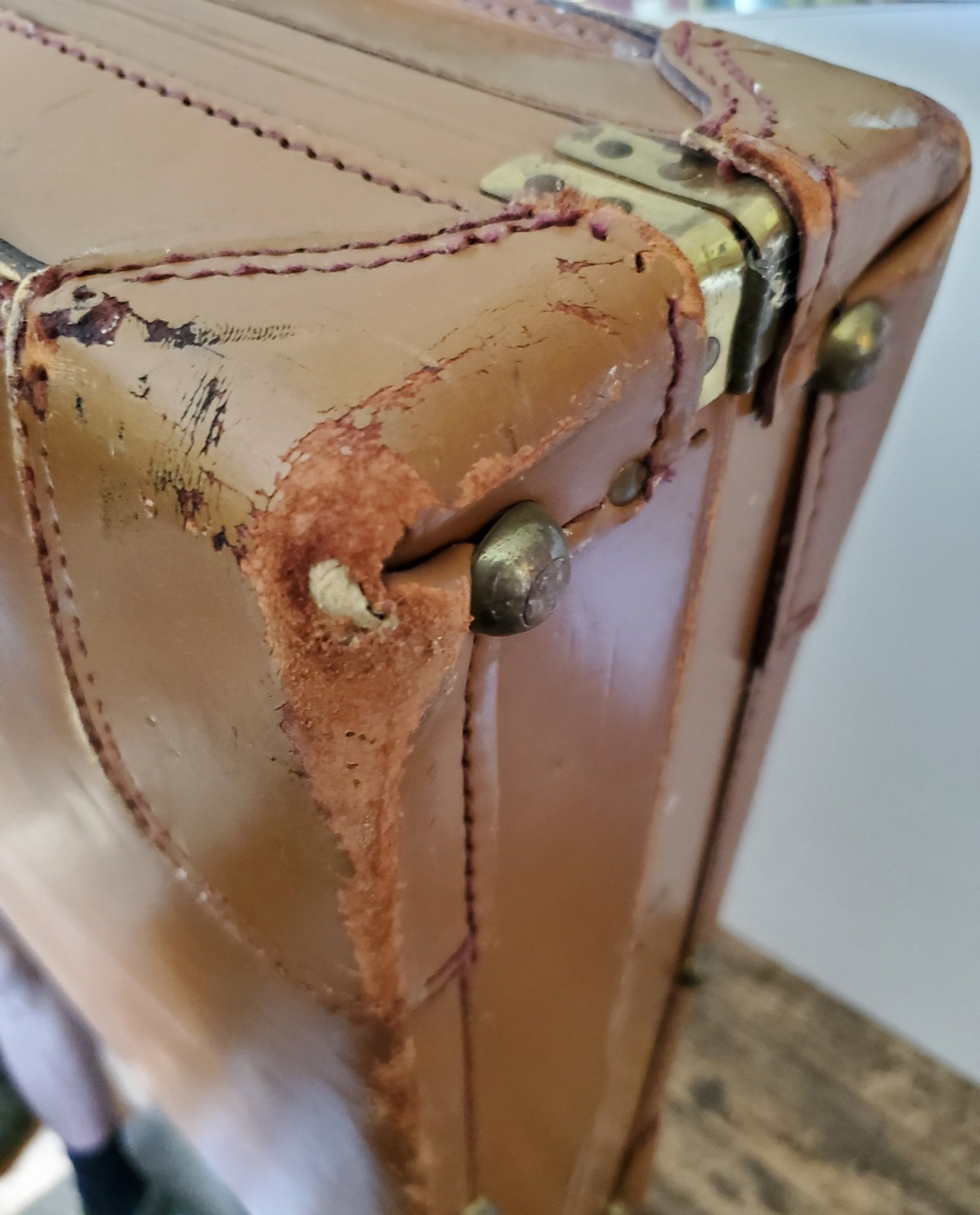 Vtg 1940-50s Cowhide Leather WINGS Suitcase Flight Luggage Carry-On 22”X 19”X 6”