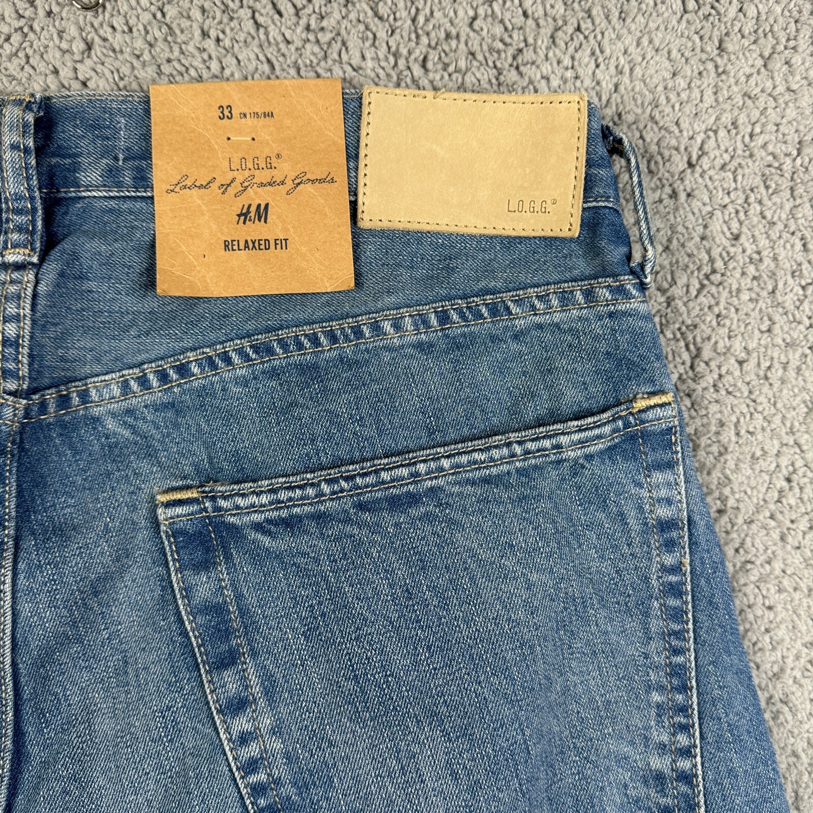 H&M Jeans Mens Size 33x33 Medium Wash Relaxed Fit 100% Cotton Button Fly NWT