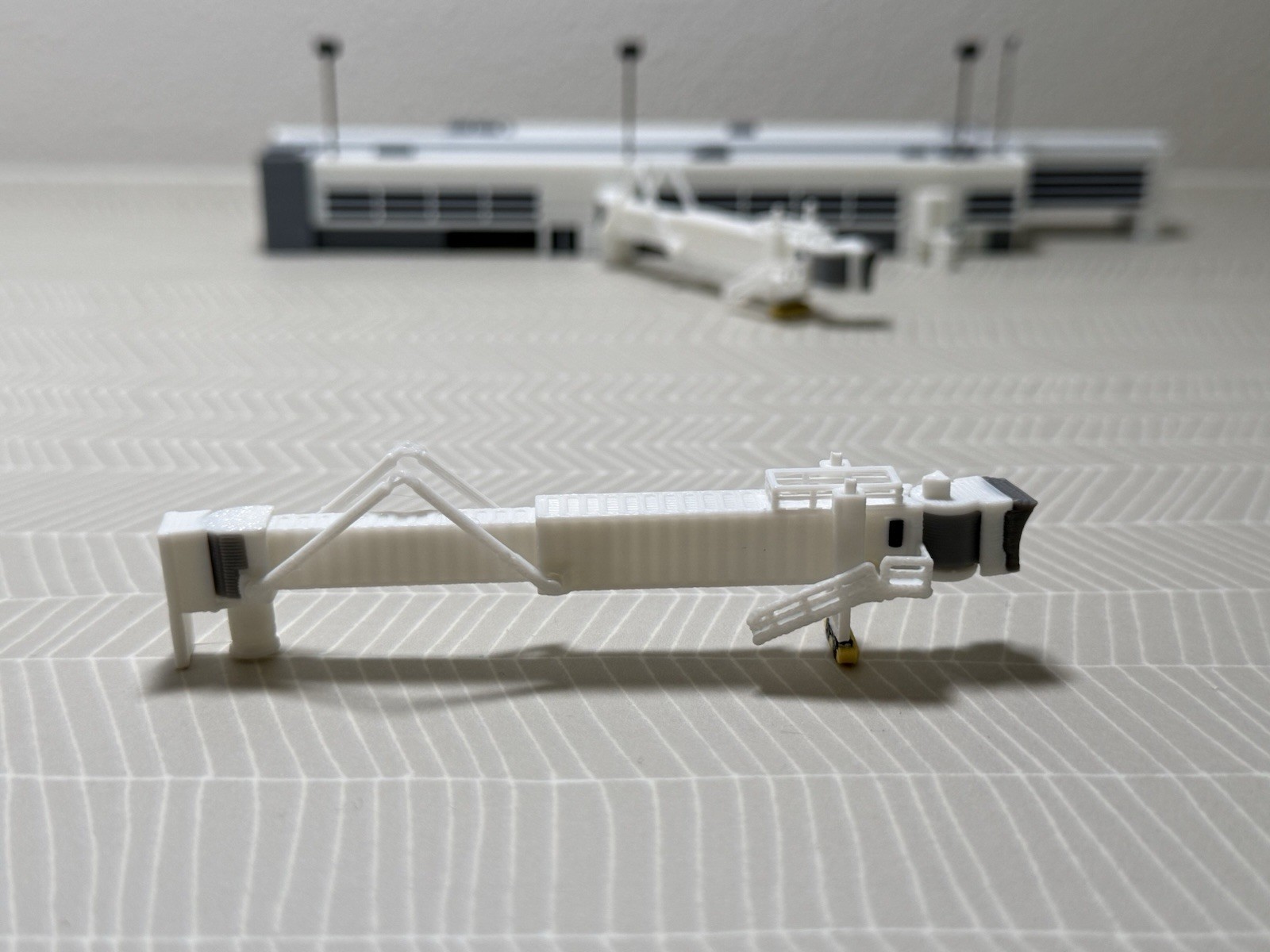 1:400 Model Airport Domestic Terminal w Functional Jet bridges (11)