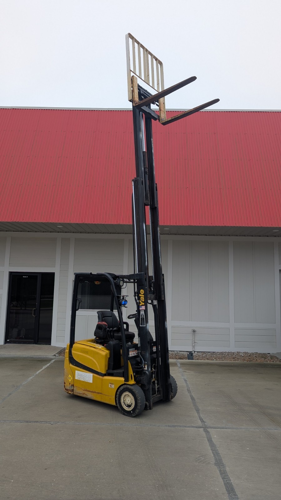 Yale 36V Electric Forklift, 3000# Capacity, Triple Stage Mast, ERP030VTN36TE082
