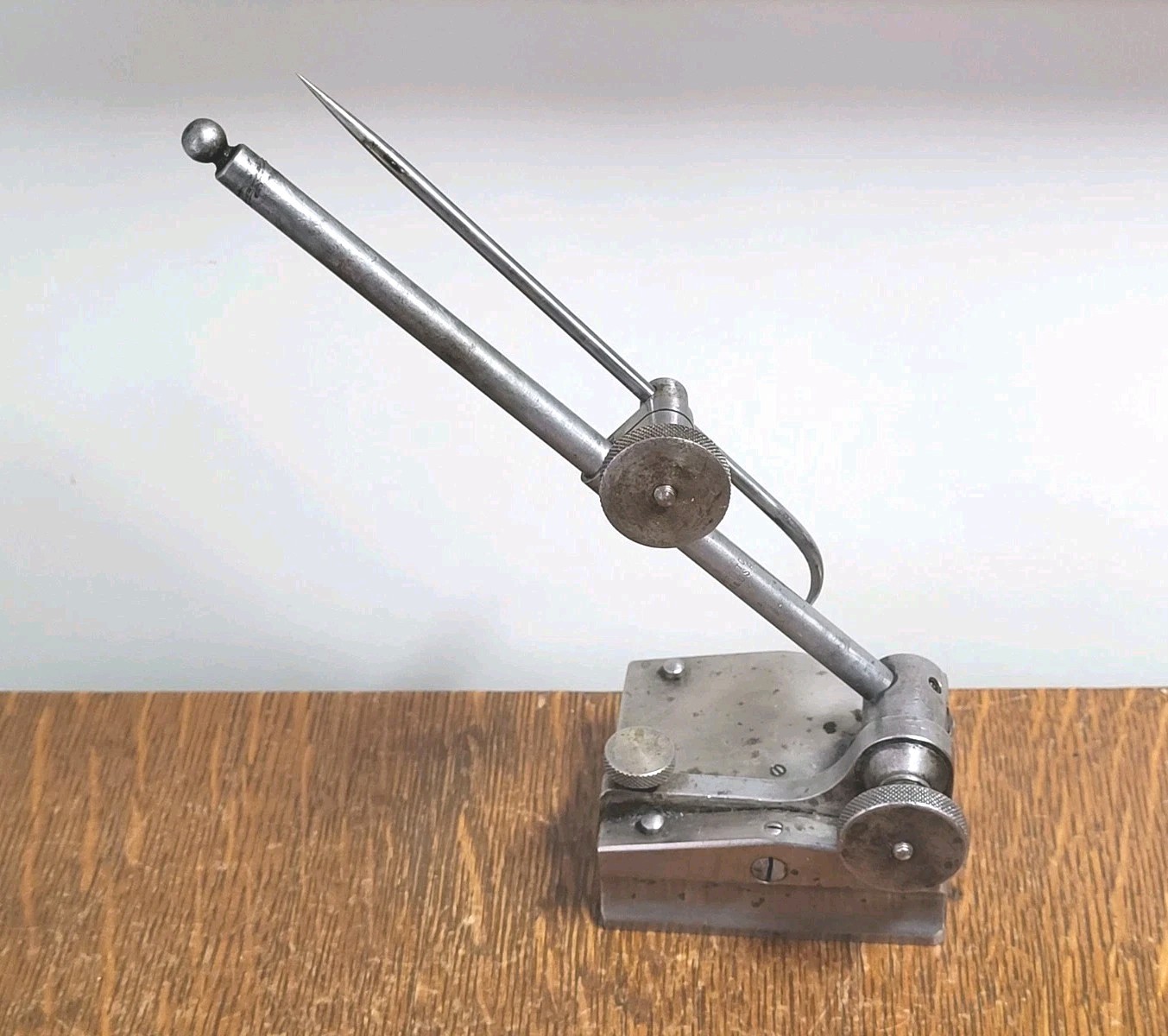 Starrett Universal Surface Gage (Marked on 7 1/2" Spindle) w/6" Scribe & Snug