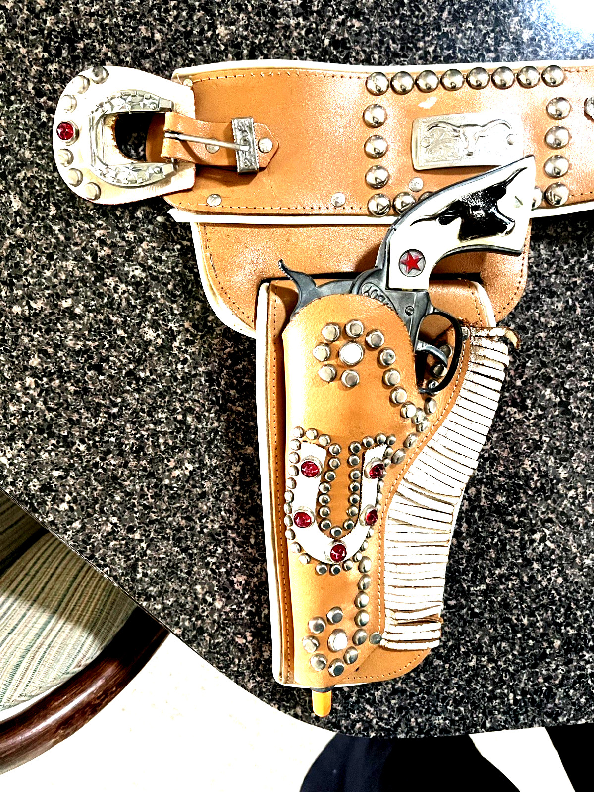 Outstanding Keyston horseshoe holster w/WOW Hubley Cowboy toy cap gun pistols
