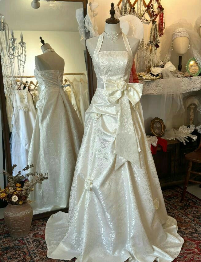 Paisley Satin Vintage Wedding Dresses Bowed Halter Neck Sweep Train Bridal Gowns