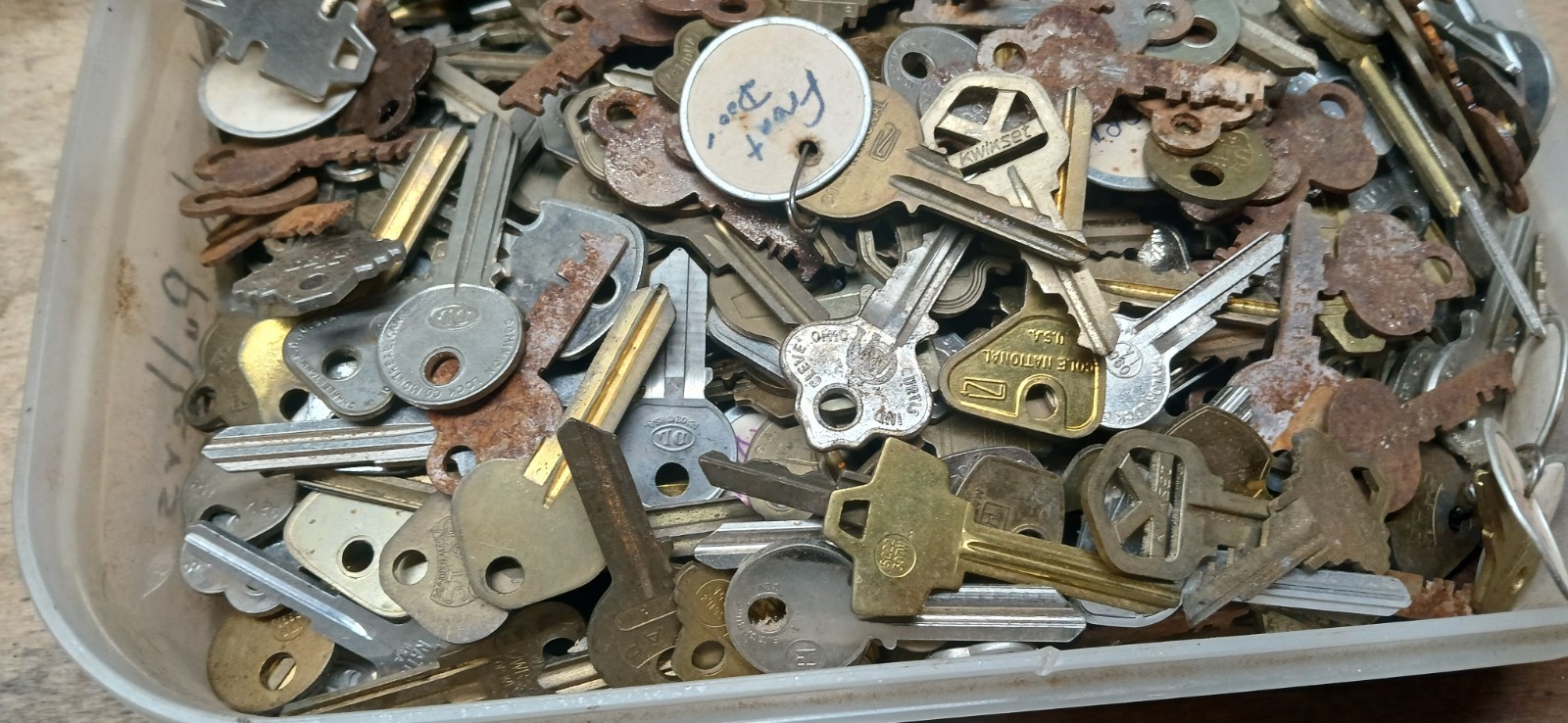 Large Lot 100 Miscellaneous Vintage Keys Padlocks Drawers Doors RANDOM 100 KEYS