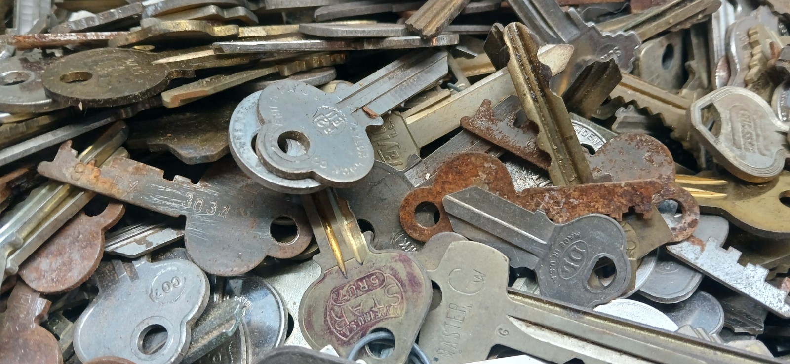 Large Lot 100 Miscellaneous Vintage Keys Padlocks Drawers Doors RANDOM 100 KEYS
