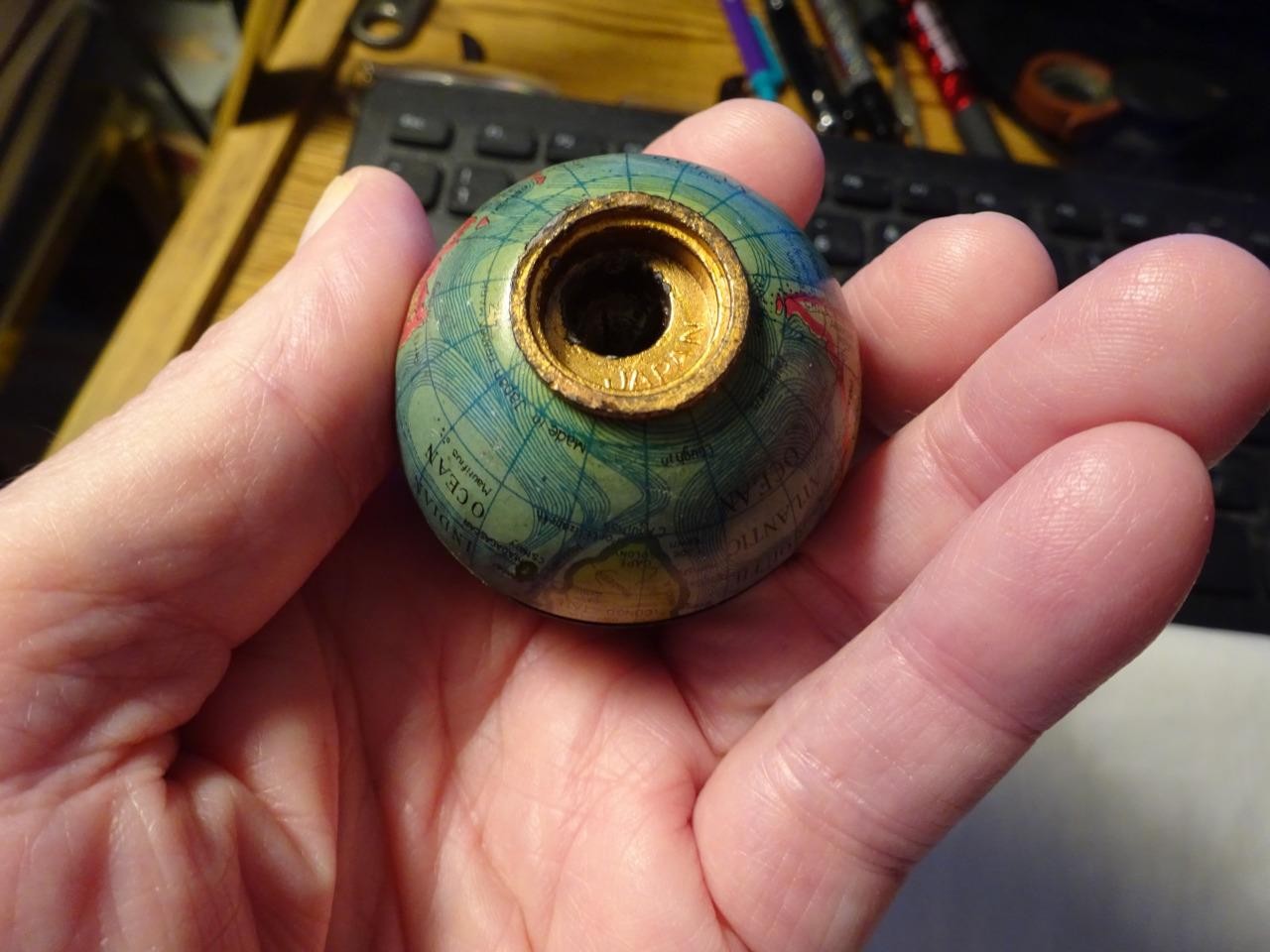 ANTIQUE MINIATURE TIN LITHO WORLD GLOBE PENCIL SHARPENER MADE IN JAPAN BY MT VG