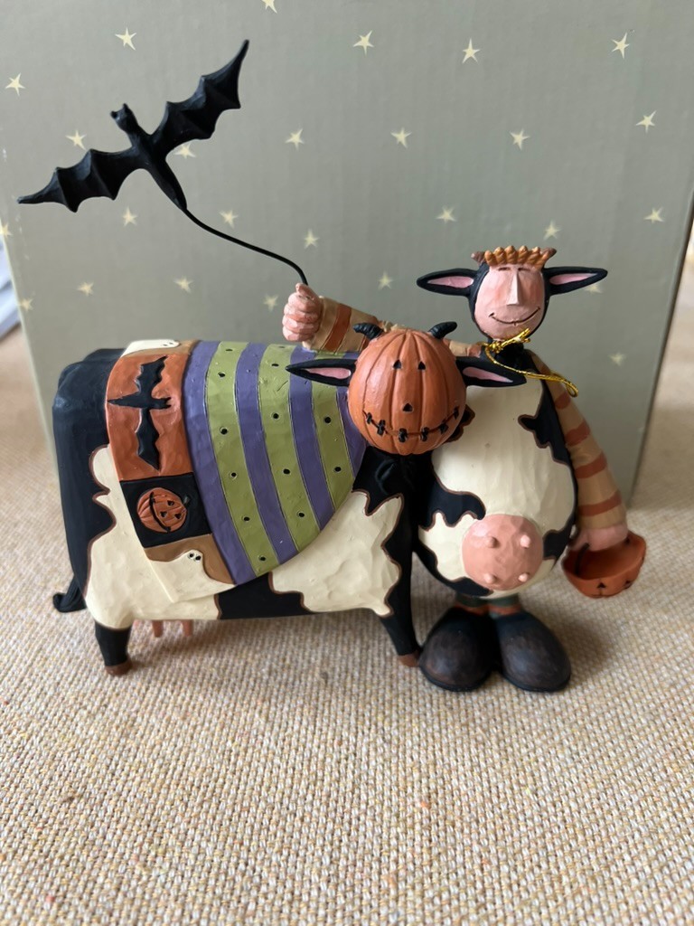 Williraye -ww6155 - COWSTUME PARTY - Halloween Cow with Pumpkin and Bat -New/Box