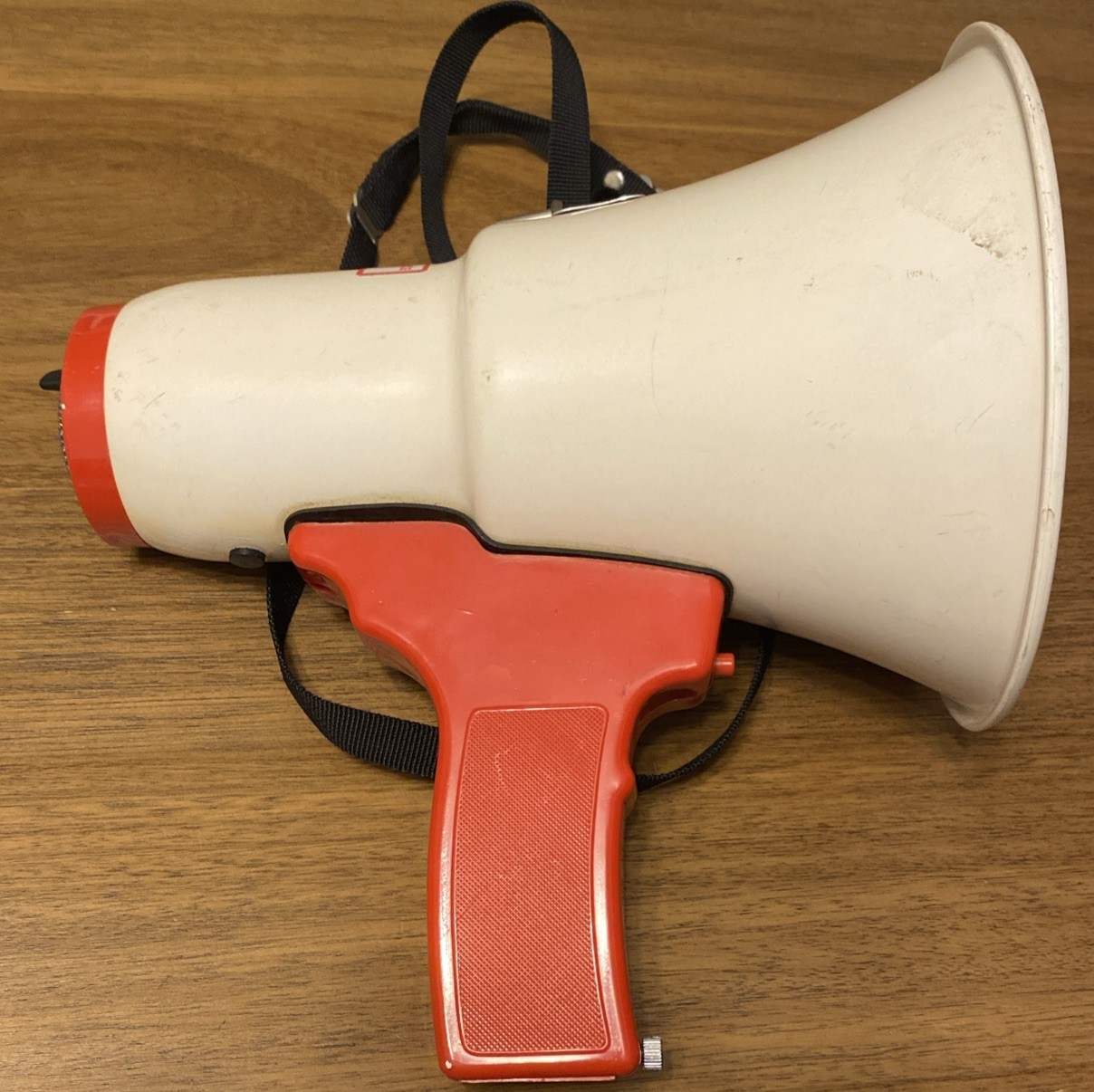 FEDERAL SIGNAL VOICE GUN MEGAPHONE BULLHORN A12S VINTAGE HEAVY DUTY