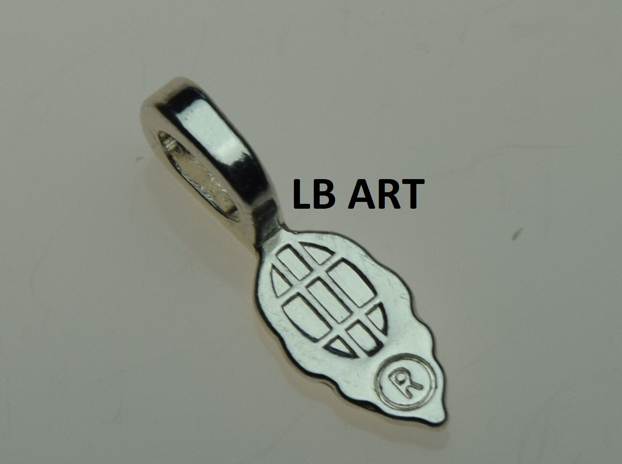 New Sealed pack of 25 AANRAKU Large Silver Plated Leaf Pendant Bails