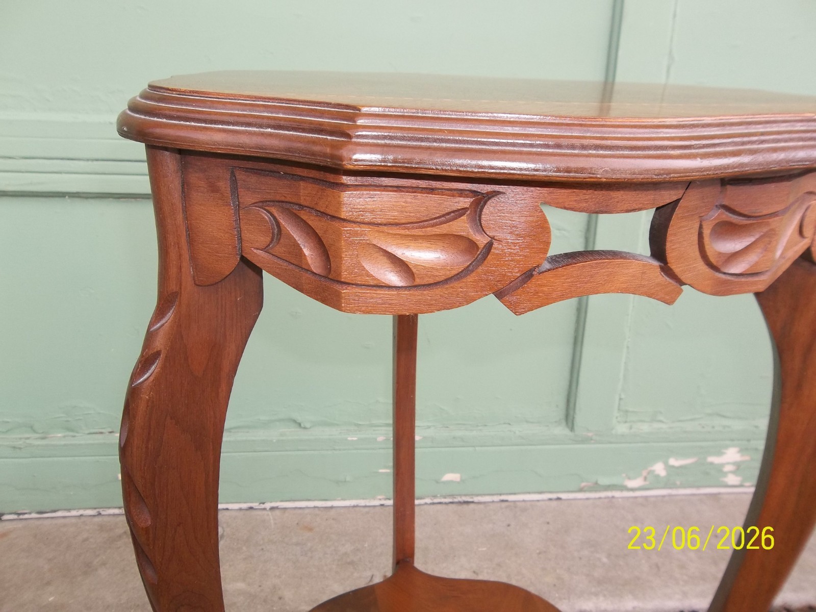 Vintage Bensinger's Outfitting Company Carved Walnut Accent Table Plant Stand