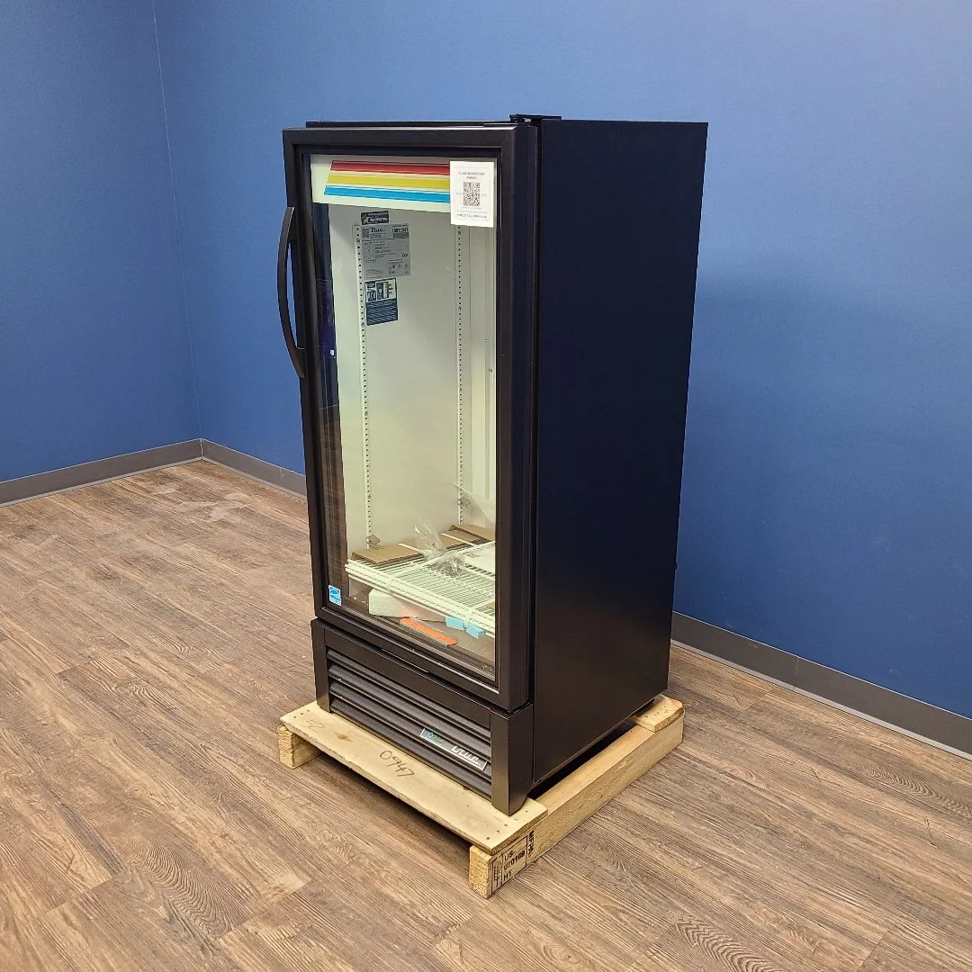 True GDM-10-HC~TSL01 Glass Merchandiser Refrigerator (Scratch & Dent 0947)