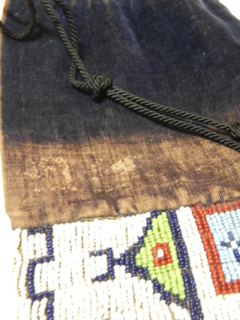 VINTAGE 1920s PLAINS BEADED DAKOTA INDIAN LADIES TOBACCO BAG - NICE SPIDER LINES