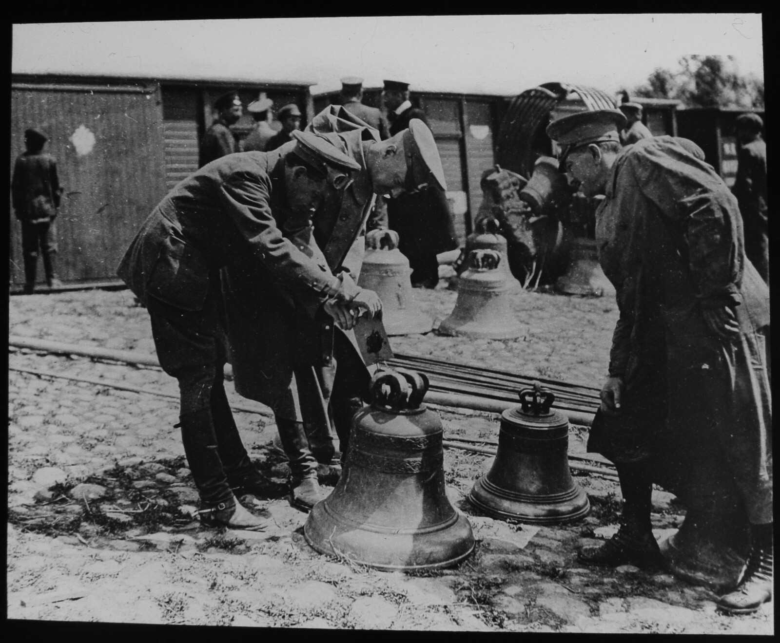 Photo WW1 RUSSIAN TROOPS REMOVING CHURCH BELLS Magic Lantern Slide ANTIQUE