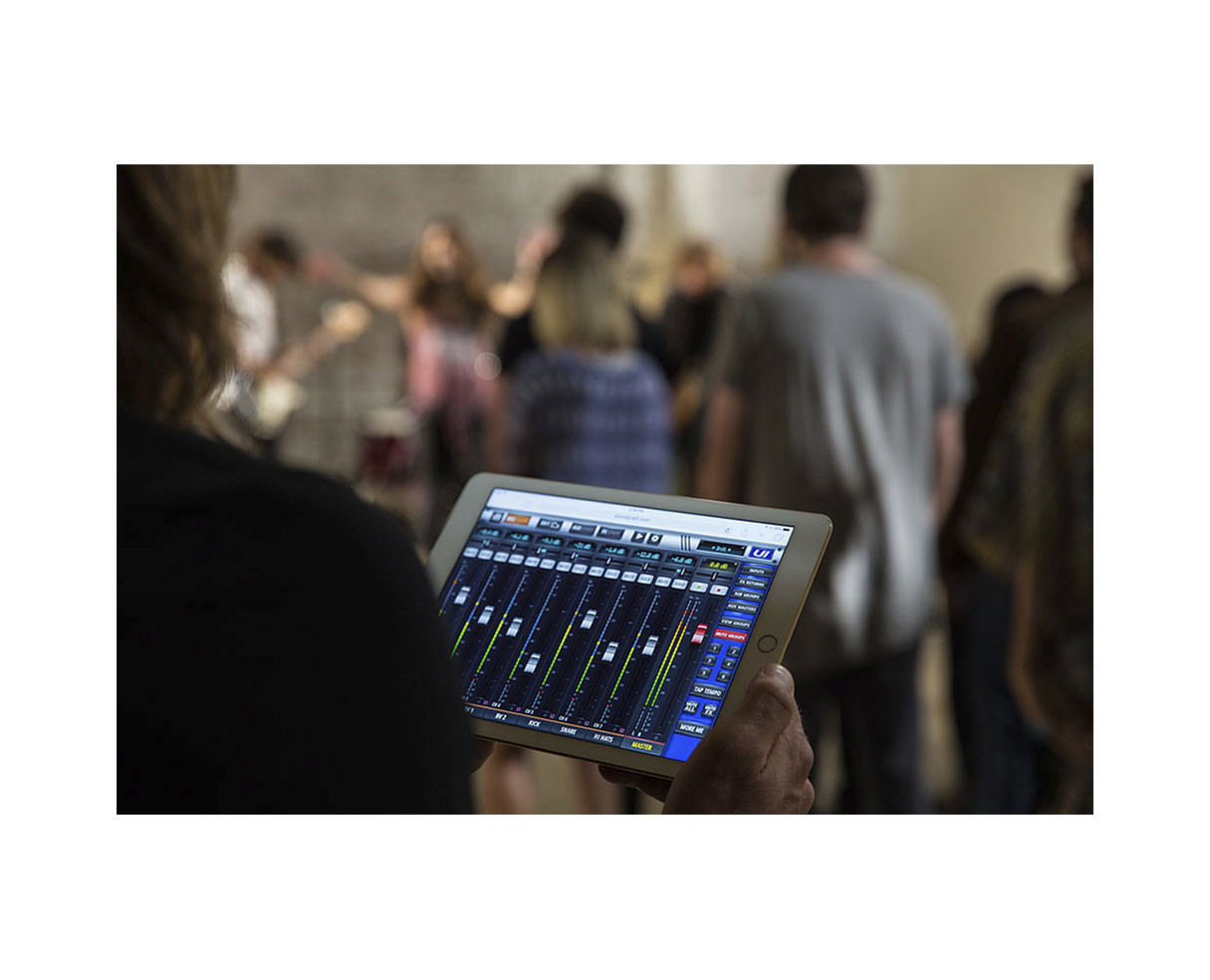 Soundcraft Ui24R Wireless 24-channel Digital Mixer/USB Multi-Track Recorder