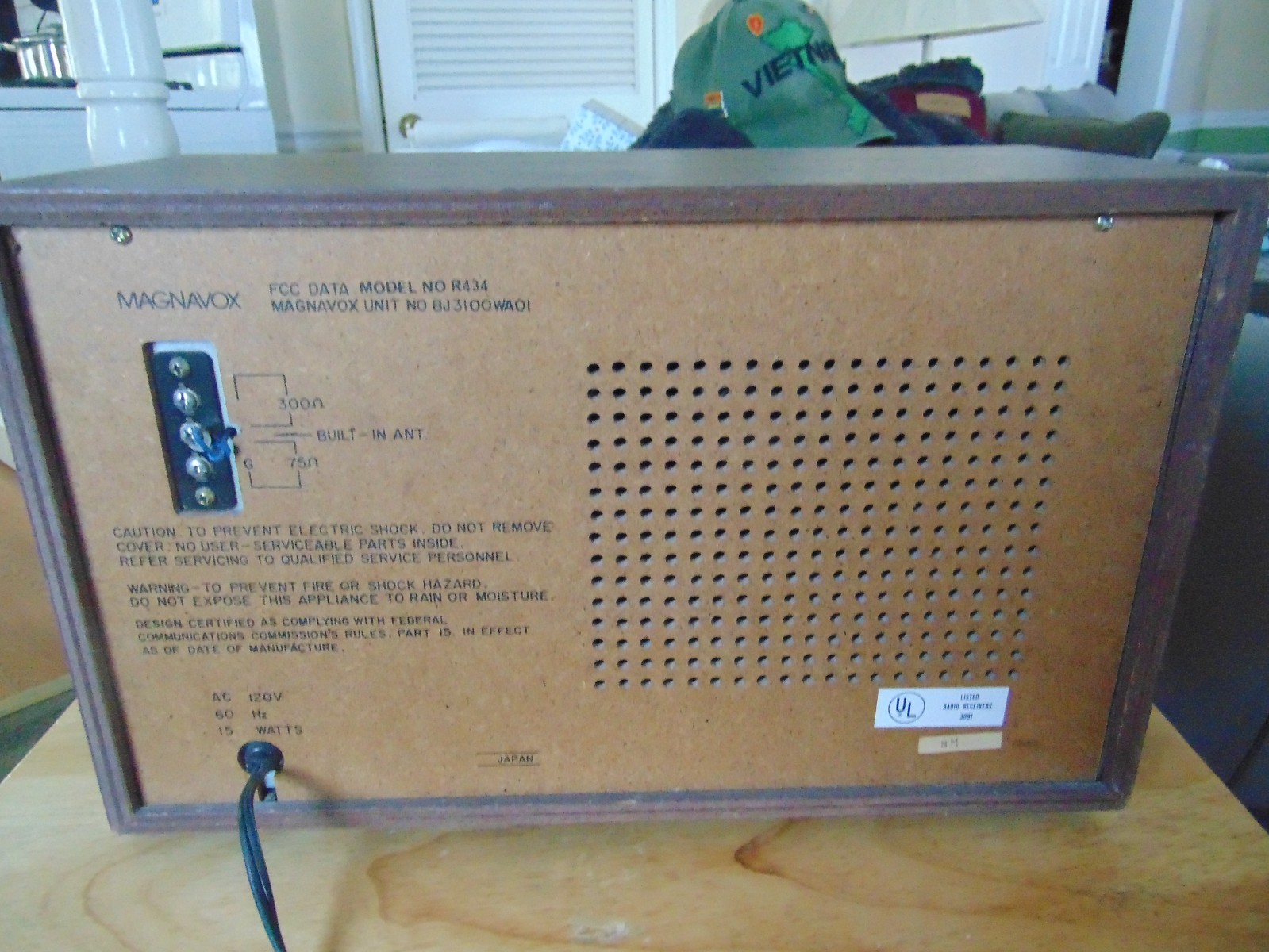 Magnavox Table Radio Model R434 AM/FM powers on in very good condition