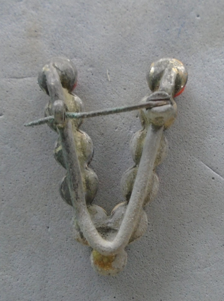 V for Victory brooch