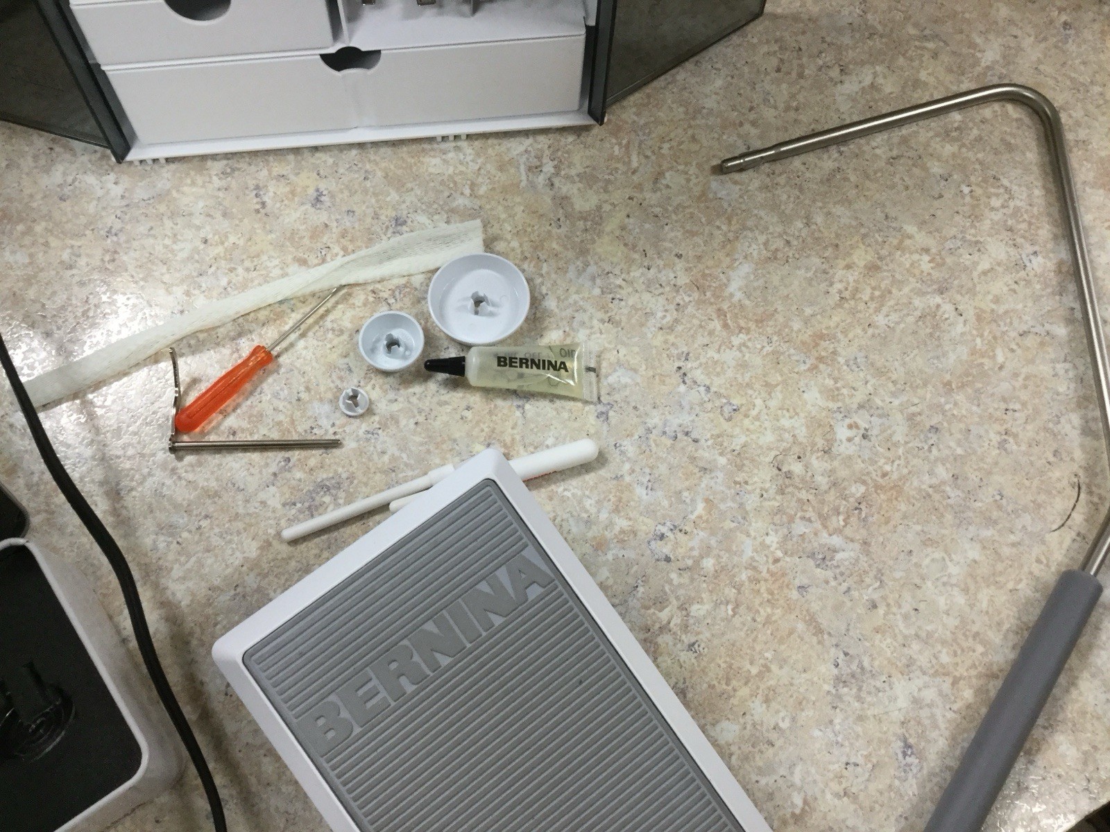 Bernina 570 QE (1st Gen Model) Sewing, Quilting, Embroidery Machine with BSR