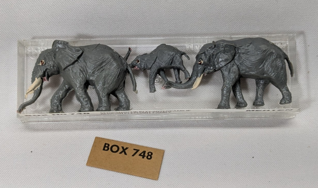 HO Scale  Merten  # 748      AFRICAN    ELEPHANT  FAMILY