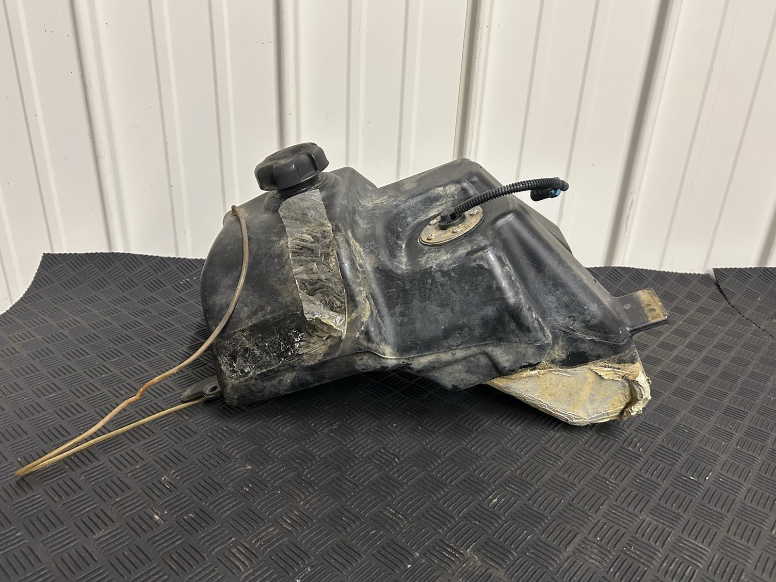 2005 Polaris Sportsman 500 HO used Gas Tank 2520403