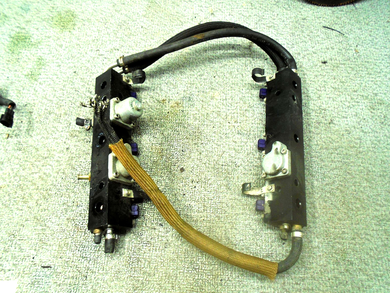 FUEL RAILS W INJECTORS PORT/STARBOARD 852378T5 852379T5 MERCURY OPTIMAX 135 150