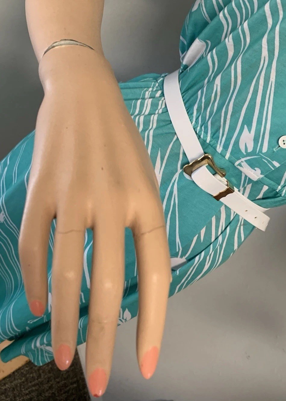 1960s FULL SIZE STORE CLOTHING DISPLAY MANNEQUIN WOMAN PLASTER? METAL STAND