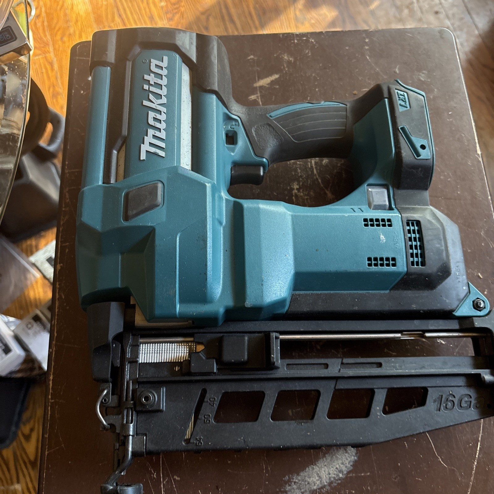 Makita XNB02Z 18V LXT 16-Gauge Cordless 2-1/2 in. Straight Finish Nailer